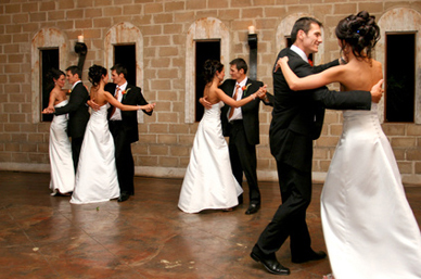 社交ダンスのダンスパーテーに興味のある方貴方もスタジオDance２Heartですぐに踊れるようになりますよ！